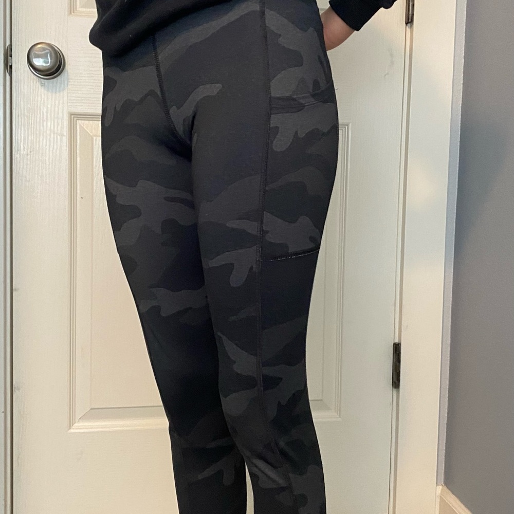 Women's Medium Camo Leggings